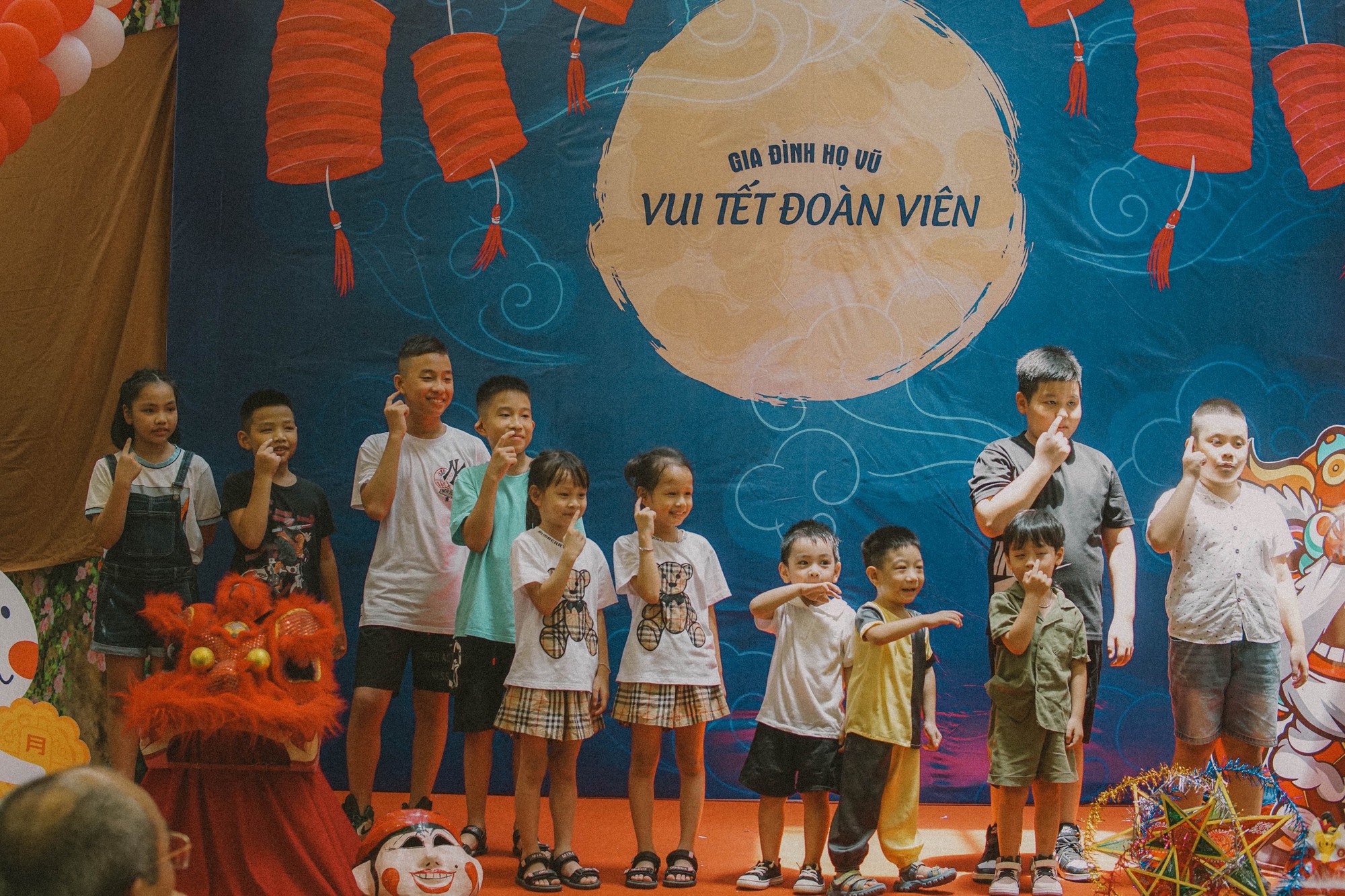 Clip "đỉnh nóc, kịch trần" dịp Quốc khánh viral MXH: Chàng rể tiết lộ sự thật về đại gia đình có 1-0-2 ở Hà Nội - Ảnh 8. Clip "đỉnh nóc, kịch trần" dịp Quốc khánh viral MXH: Chàng rể tiết lộ sự thật về đại gia đình có 1-0-2 ở Hà Nội - Ảnh 8.