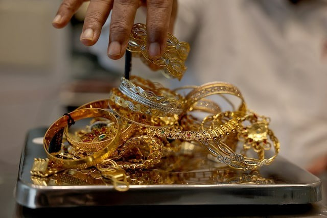 Giá vàng thế giới 'rơi' khỏi kỷ lục thời đại- Ảnh 1.