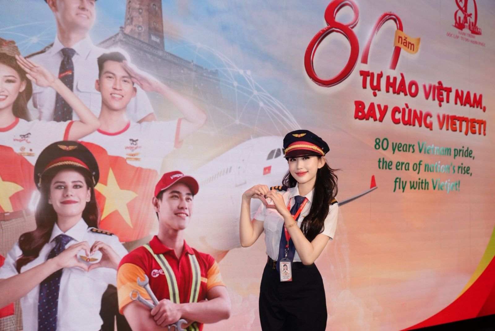 Nữ phi công Gen Z gây bão tại triển lãm A80 với visual rạng rỡ, thần thái tự tin - Ảnh 1. Nữ phi công Gen Z gây bão tại triển lãm A80 với visual rạng rỡ, thần thái tự tin - Ảnh 1.