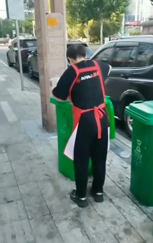 Phát hiện nhân viên quán lẩu múc dầu ăn từ thùng rác, chủ quán khẳng định để bán chứ không dùng nấu ăn - Ảnh 1.