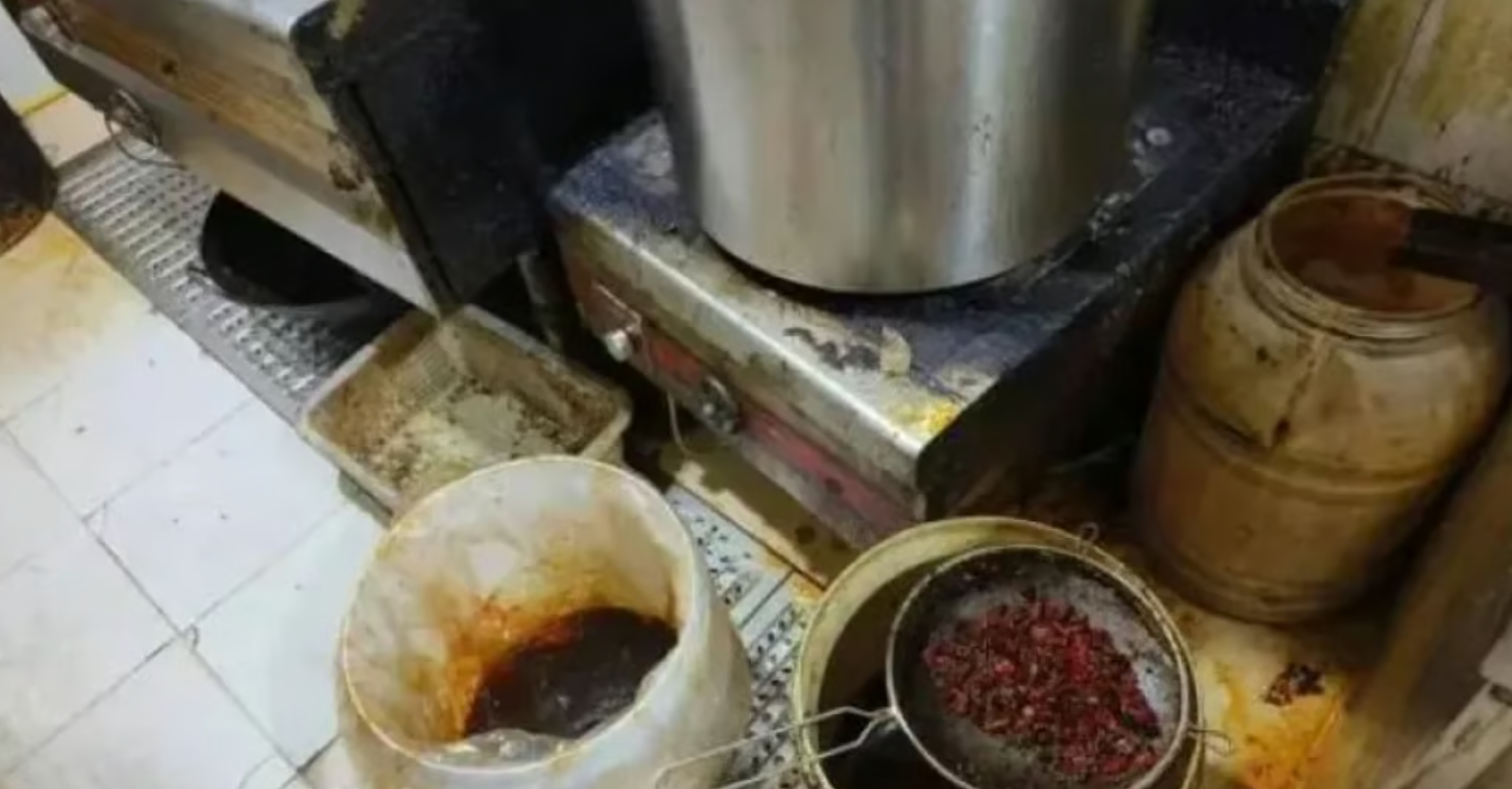 Phát hiện nhân viên quán lẩu múc dầu ăn từ thùng rác, chủ quán khẳng định để bán chứ không dùng nấu ăn - Ảnh 3.