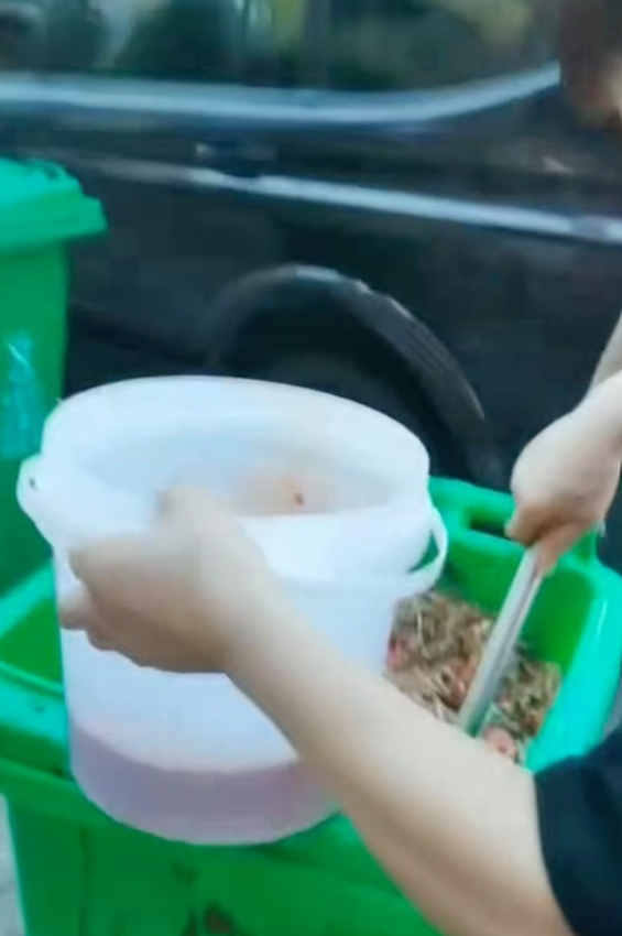 Phát hiện nhân viên quán lẩu múc dầu ăn từ thùng rác, chủ quán khẳng định để bán chứ không dùng nấu ăn - Ảnh 2.