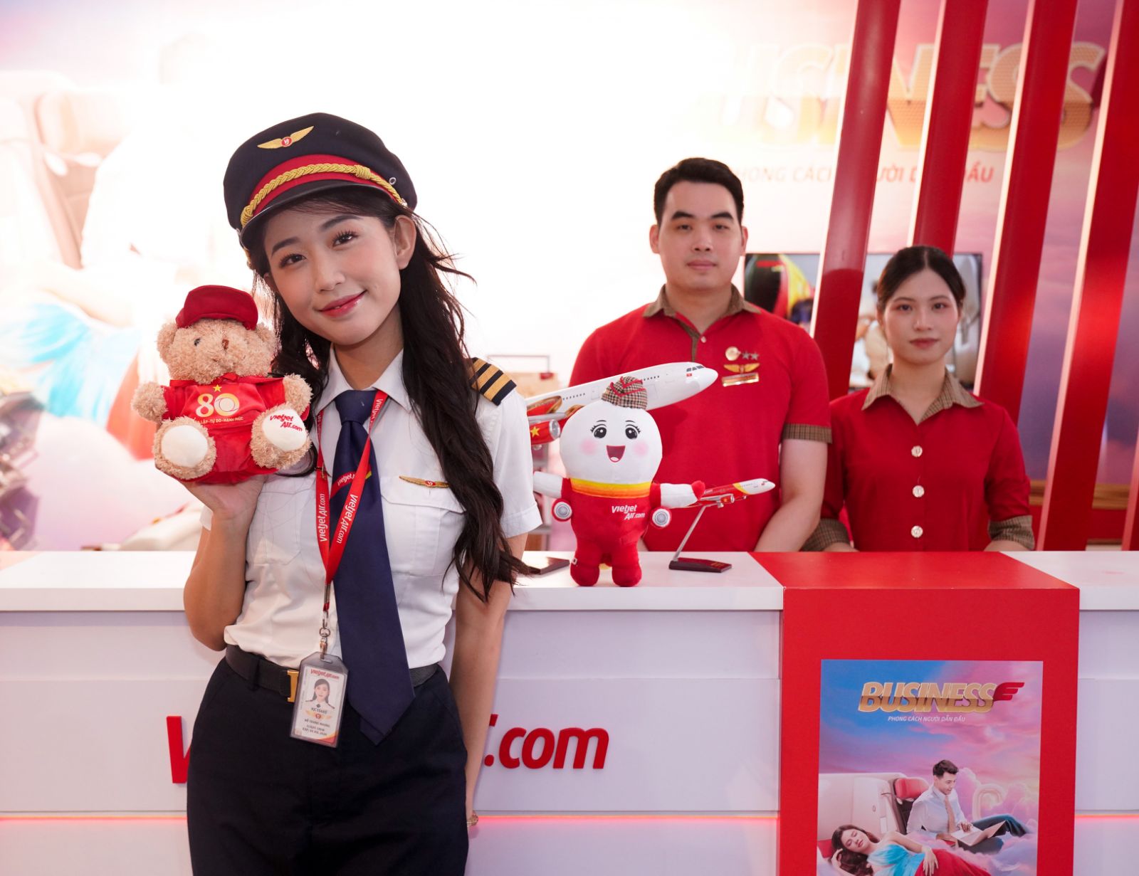 Nữ phi công Gen Z gây bão tại triển lãm A80 với visual rạng rỡ, thần thái tự tin - Ảnh 2. Nữ phi công Gen Z gây bão tại triển lãm A80 với visual rạng rỡ, thần thái tự tin - Ảnh 2.