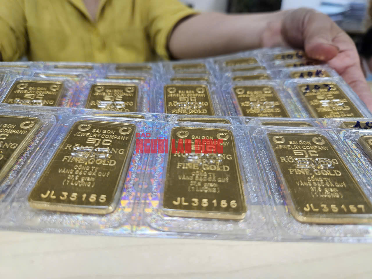Giá vàng miếng SJC tăng tới 10 triệu đồng chỉ trong 2 tuần- Ảnh 2. Giá vàng miếng SJC tăng tới 10 triệu đồng chỉ trong 2 tuần- Ảnh 2.