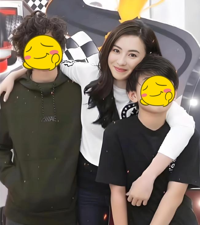 Lý do bố Tạ Đình Phong cưng Trương Bá Chi hết mực nhưng lại lạnh nhạt với Vương Phi- Ảnh 2. Lý do bố Tạ Đình Phong cưng Trương Bá Chi hết mực nhưng lại lạnh nhạt với Vương Phi- Ảnh 2.