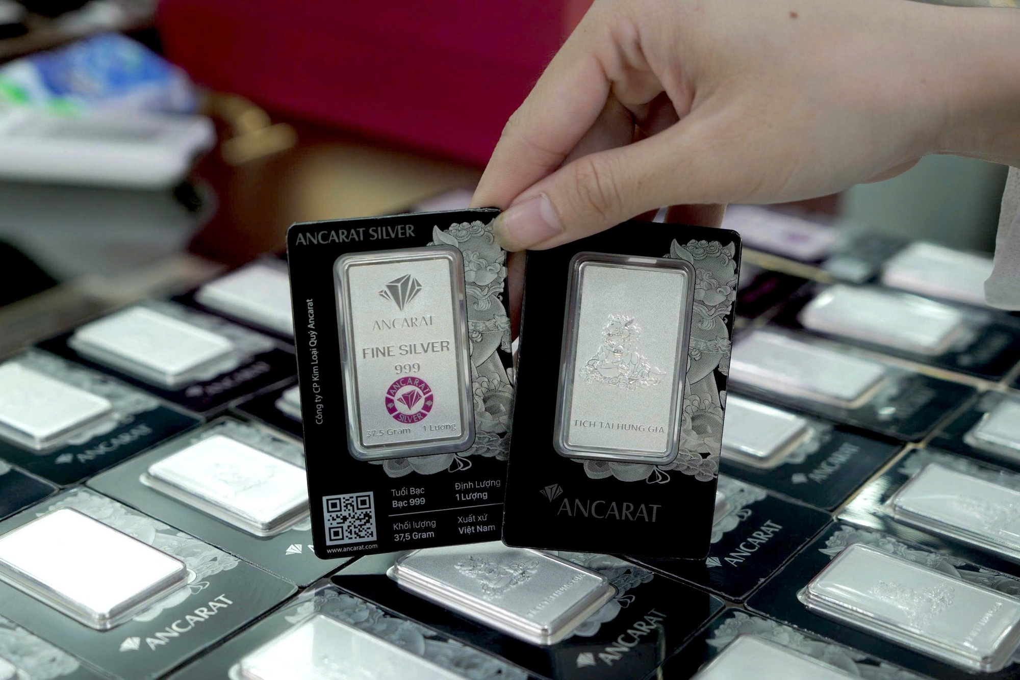 Giá bạc điều chỉnh nhẹ sau khi đạt đỉnh - Ảnh 1.