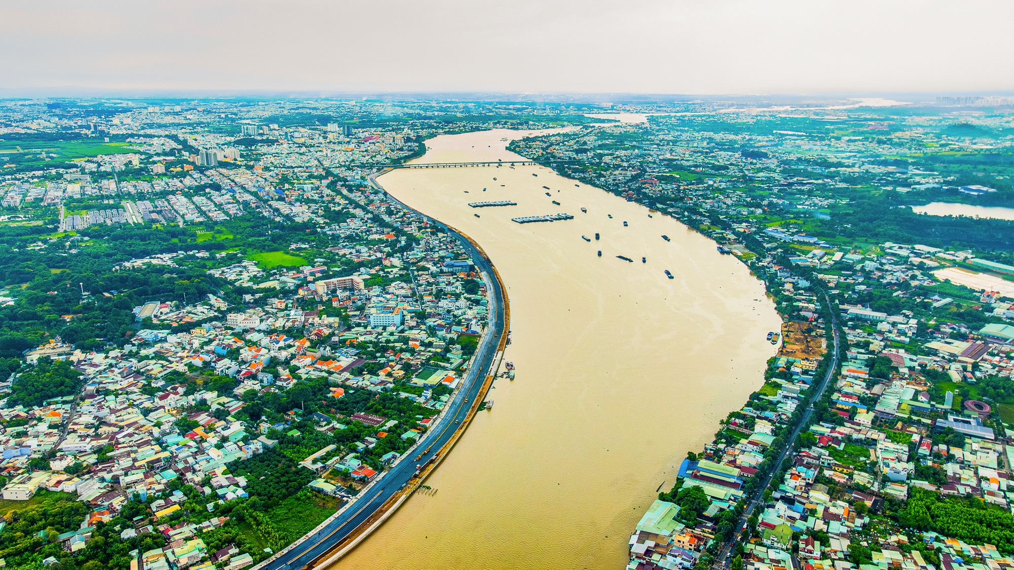 Khúc sông mỗi km “cõng” gần một tỷ USD bất động sản: Loạt ông lớn Vingroup, Sun Group, Novaland…quy tụ- Ảnh 1. Khúc sông mỗi km “cõng” gần một tỷ USD bất động sản: Loạt ông lớn Vingroup, Sun Group, Novaland…quy tụ- Ảnh 1.