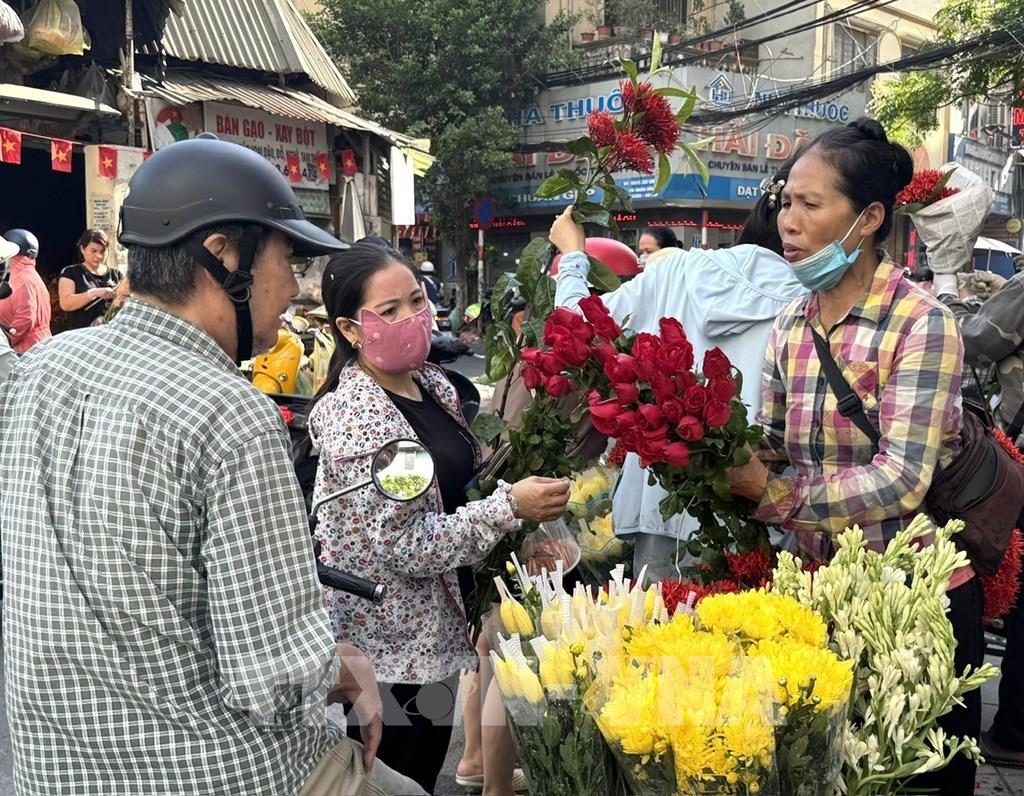 Thị trường mùa lễ Vu Lan 2025: Đa dạng, sôi động nhưng vẫn giữ trọn giá trị truyền thống - Ảnh 1.