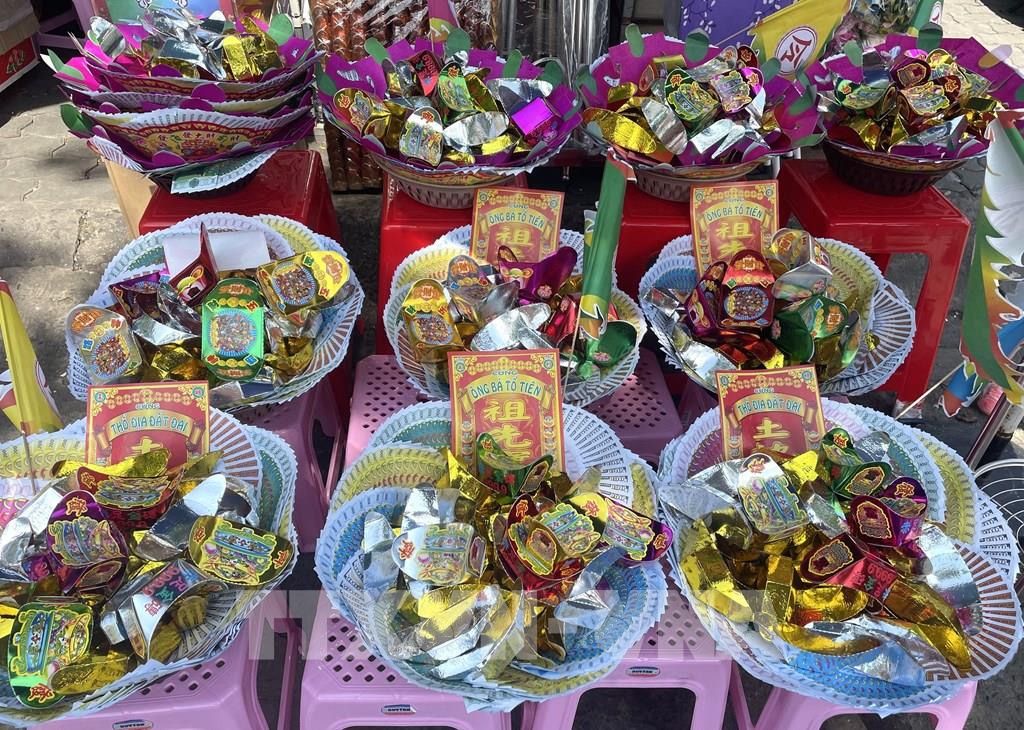 Thị trường mùa lễ Vu Lan 2025: Đa dạng, sôi động nhưng vẫn giữ trọn giá trị truyền thống - Ảnh 3.