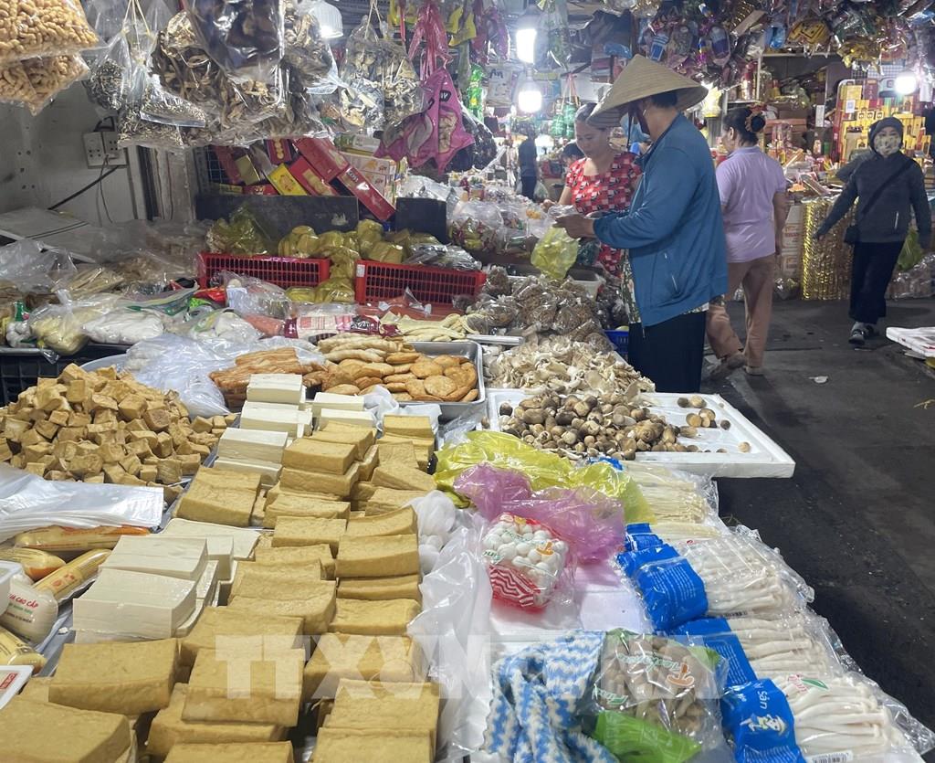 Thị trường mùa lễ Vu Lan 2025: Đa dạng, sôi động nhưng vẫn giữ trọn giá trị truyền thống - Ảnh 2.