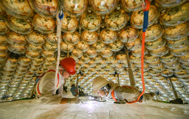 Trung Quốc chôn một quả cầu chứa 20.000 tấn chất lỏng phát quang ở độ sâu 700 mét: Chuyện gì đang xảy ra?- Ảnh 1. Trung Quốc chôn một quả cầu chứa 20.000 tấn chất lỏng phát quang ở độ sâu 700 mét: Chuyện gì đang xảy ra?- Ảnh 1.