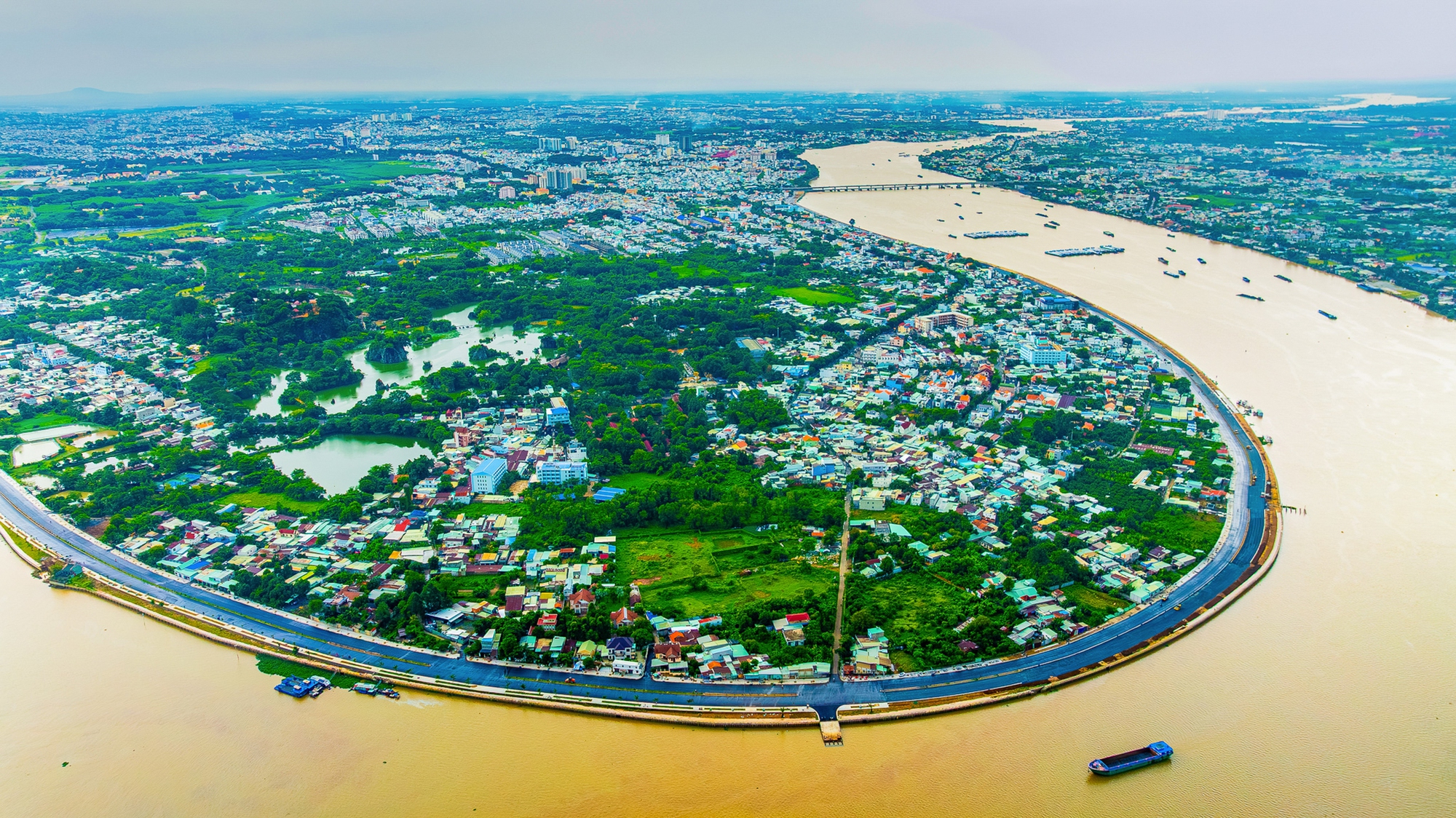 Khúc sông mỗi km “cõng” gần một tỷ USD bất động sản: Loạt ông lớn Vingroup, Sun Group, Novaland…quy tụ- Ảnh 5. Khúc sông mỗi km “cõng” gần một tỷ USD bất động sản: Loạt ông lớn Vingroup, Sun Group, Novaland…quy tụ- Ảnh 5.