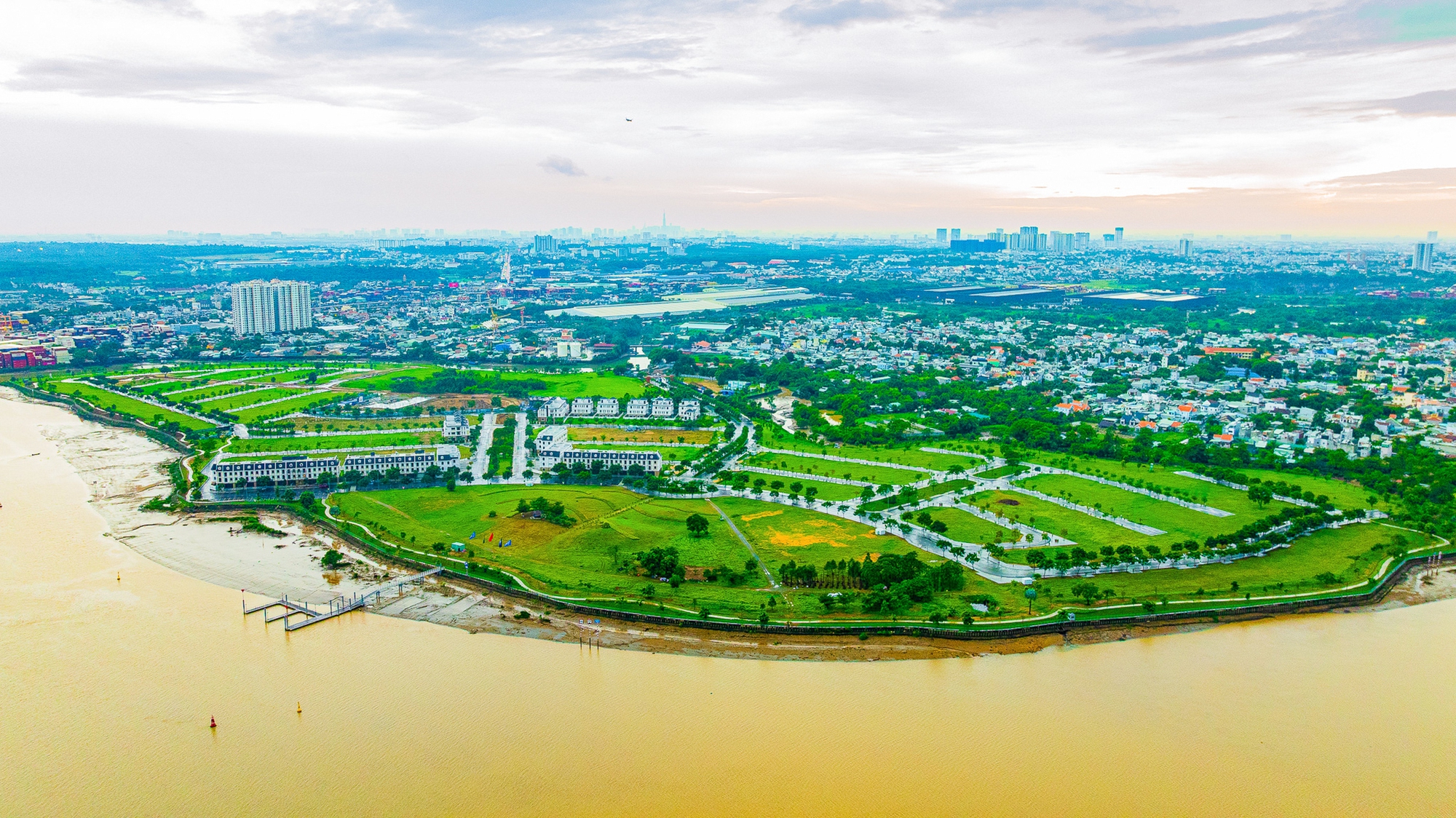 Khúc sông mỗi km “cõng” gần một tỷ USD bất động sản: Loạt ông lớn Vingroup, Sun Group, Novaland…quy tụ- Ảnh 7. Khúc sông mỗi km “cõng” gần một tỷ USD bất động sản: Loạt ông lớn Vingroup, Sun Group, Novaland…quy tụ- Ảnh 7.