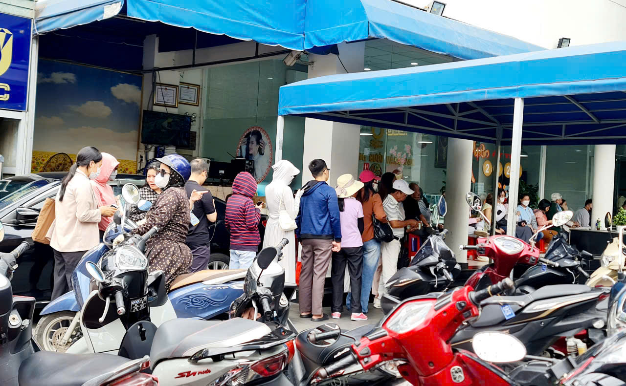 Giá vàng Vàng tăng giá kỷ lục khiến Người dân đổ xô mua vàng miếng và nhẫn - Ảnh 2.