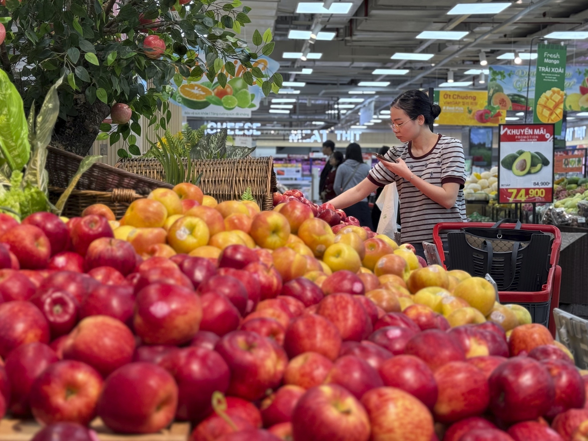 Giá vàng tăng gần 50% sau một năm - Ảnh 2.