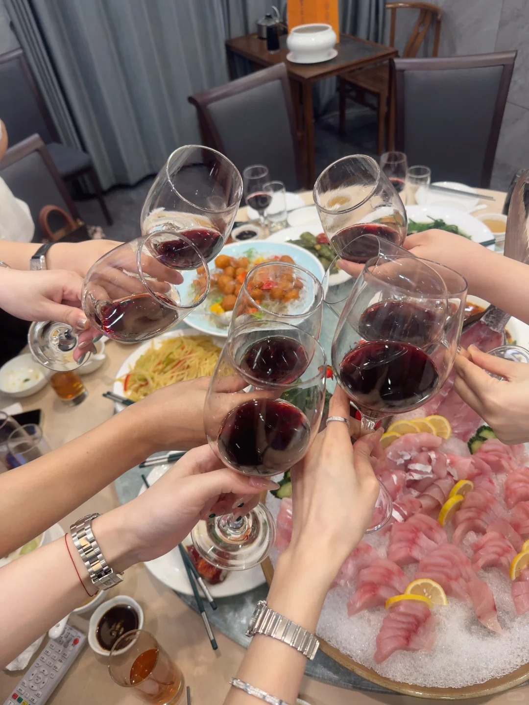 Đi họp lớp, “hoa khôi” hỏi lương: Tôi định nói 50 triệu, vợ đá một cái liền sửa thành 9 triệu, cú nhắc khéo cứu cả gia đình- Ảnh 2.