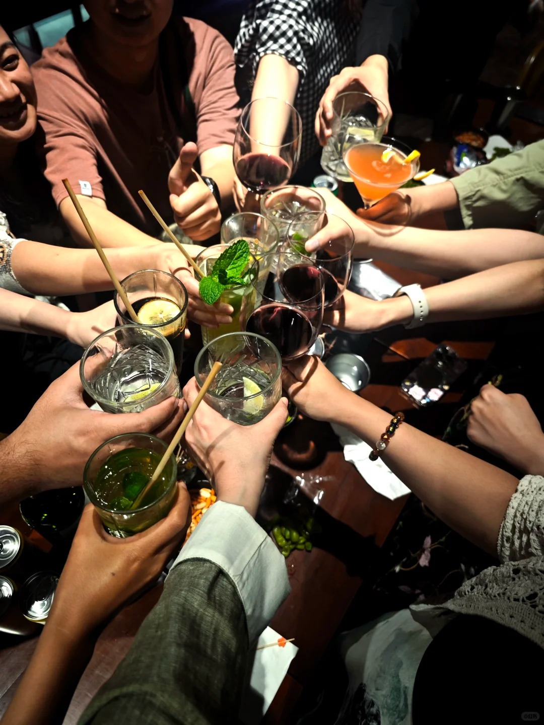 Đi họp lớp, “hoa khôi” hỏi lương: Tôi định nói 50 triệu, vợ đá một cái liền sửa thành 9 triệu, cú nhắc khéo cứu cả gia đình- Ảnh 1.