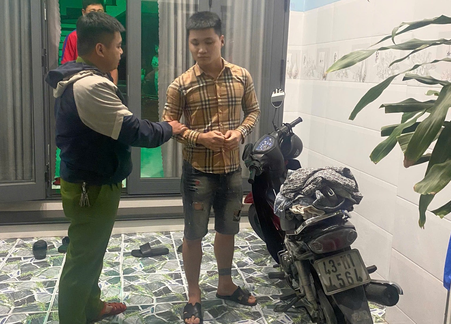 Bắt giữ nam thanh niên trộm nhẫn kim cương ở tiệm vàng- Ảnh 1. Bắt giữ nam thanh niên trộm nhẫn kim cương ở tiệm vàng- Ảnh 1.