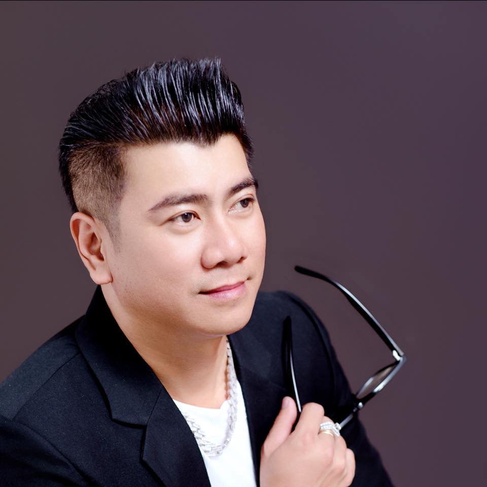Nam ca sĩ điển trai như tài tử cực đắt show hội chợ, chuyện sở hữu đế chế nghìn tỷ đồng thực hư ra sao?- Ảnh 1. Nam ca sĩ điển trai như tài tử cực đắt show hội chợ, chuyện sở hữu đế chế nghìn tỷ đồng thực hư ra sao?- Ảnh 1.