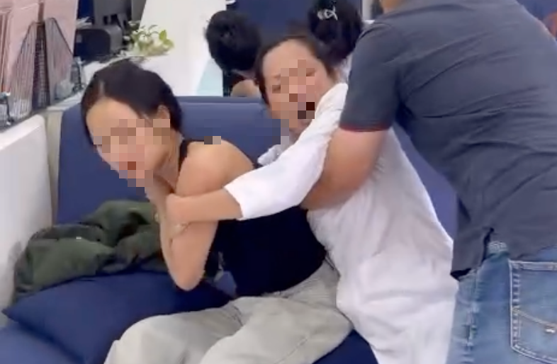 Cô gái tố bác sĩ nha khoa hành hung và đập phá tài sản tại TP HCM - Ảnh 1. Cô gái tố bác sĩ nha khoa hành hung và đập phá tài sản tại TP HCM - Ảnh 1.