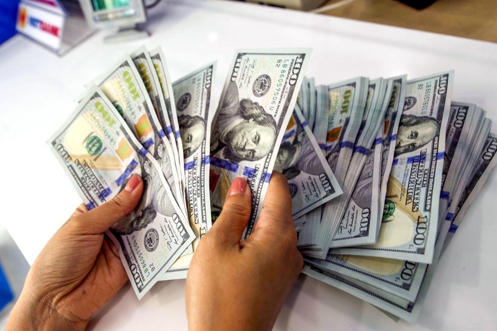 Giá USD lần đầu tiên vượt 27.000 đồng/USD- Ảnh 1.