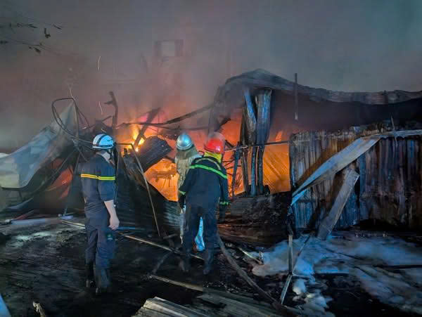 Gần 50 cảnh sát PCCC xuyên đêm chữa cháy tại cửa hàng kinh doanh- Ảnh 1. Gần 50 cảnh sát PCCC xuyên đêm chữa cháy tại cửa hàng kinh doanh- Ảnh 1.