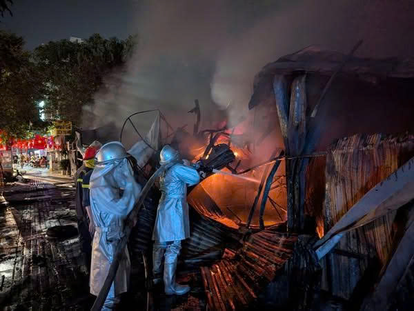 Gần 50 cảnh sát PCCC xuyên đêm chữa cháy tại cửa hàng kinh doanh- Ảnh 2. Gần 50 cảnh sát PCCC xuyên đêm chữa cháy tại cửa hàng kinh doanh- Ảnh 2.