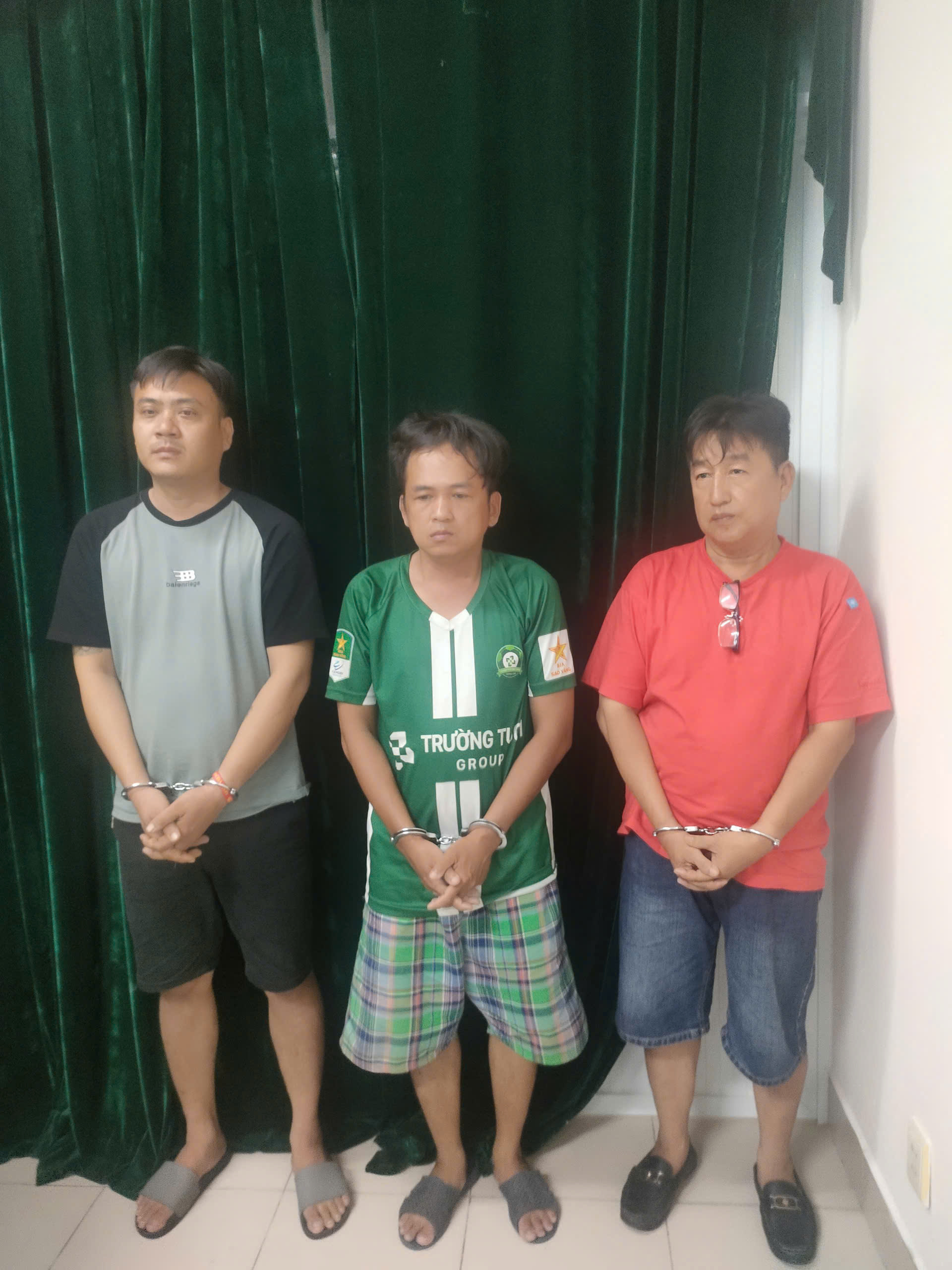 Công an TP HCM bắt khẩn cấp Youtuber Phương Áo Vàng - Ảnh 1.