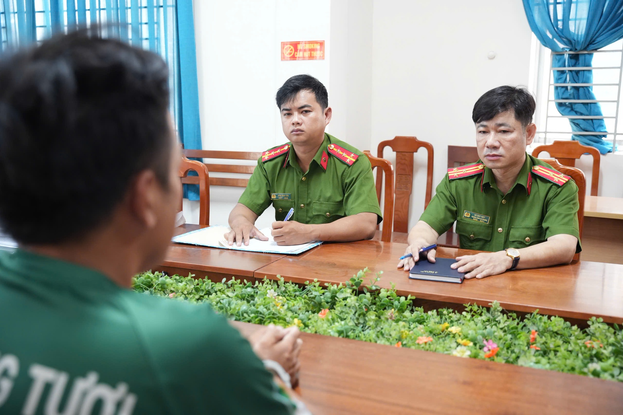 Công an TP HCM bắt khẩn cấp Youtuber Phương Áo Vàng - Ảnh 2.