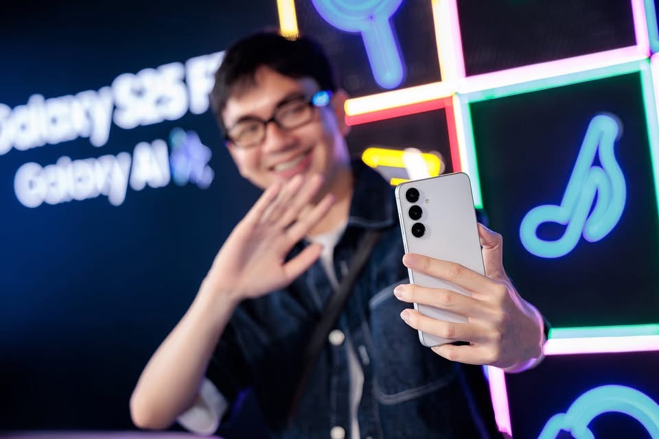 Galaxy S25 FE - ‘cánh cửa’ bước vào trải nghiệm flagship với Galaxy AI: Giá từ 16,69 triệu đồng, pin cải thiện, hiệu năng ổn - Ảnh 4.