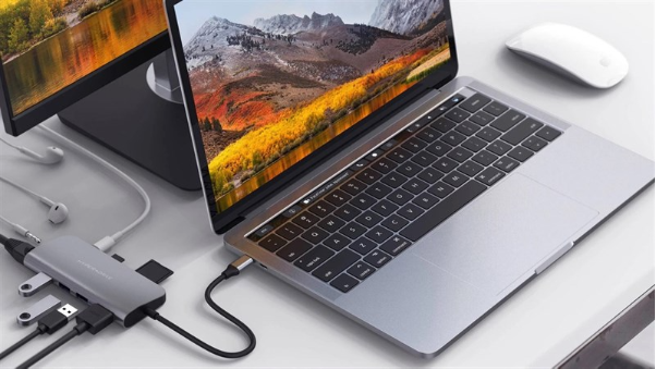 Có nên vừa sạc vừa dùng laptop không? Giải đáp chi tiết từ A-Z - Ảnh 1.