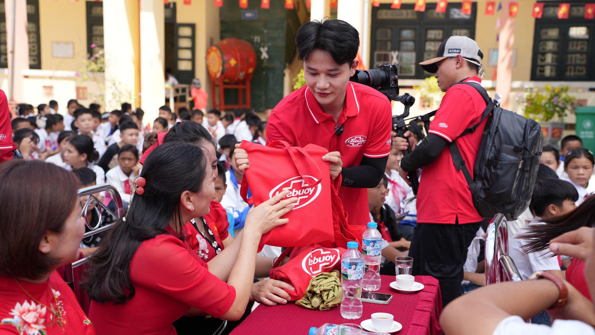 Lifebuoy: Từ “ước mơ khoẻ mạnh” đến 30 năm vì sức khỏe người Việt - Ảnh 1. Lifebuoy: Từ “ước mơ khoẻ mạnh” đến 30 năm vì sức khỏe người Việt - Ảnh 1.