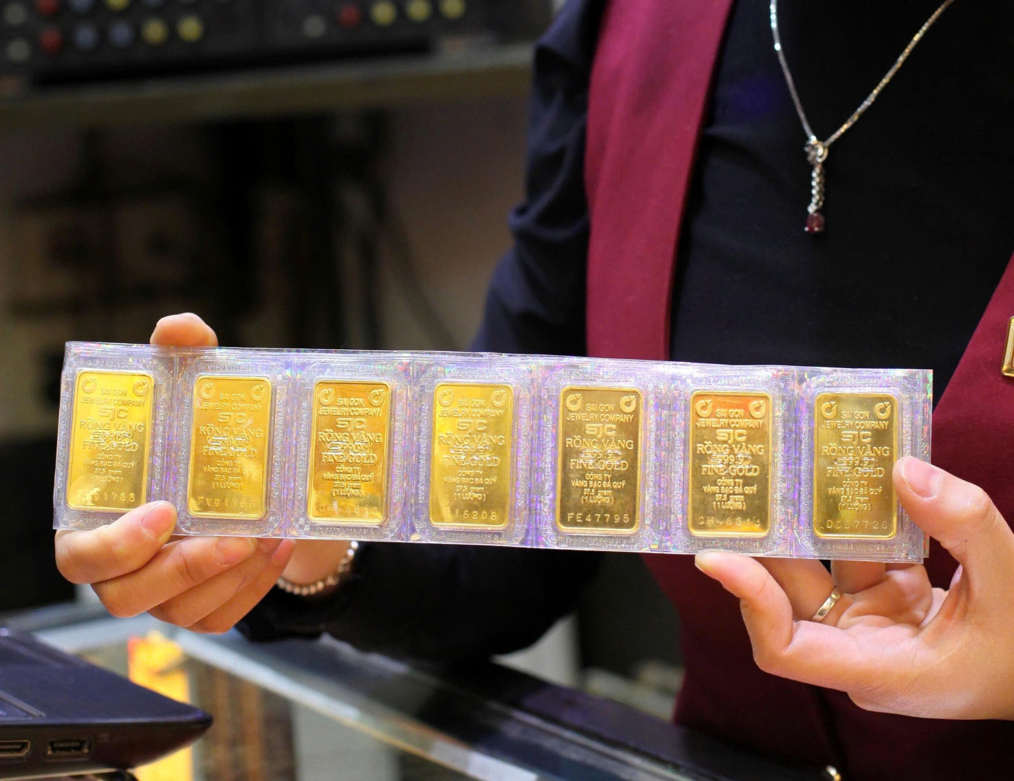 Thủ tướng chỉ đạo xử lý nghiêm hành vi "gây bất ổn thị trường vàng"- Ảnh 1. Thủ tướng chỉ đạo xử lý nghiêm hành vi "gây bất ổn thị trường vàng"- Ảnh 1.