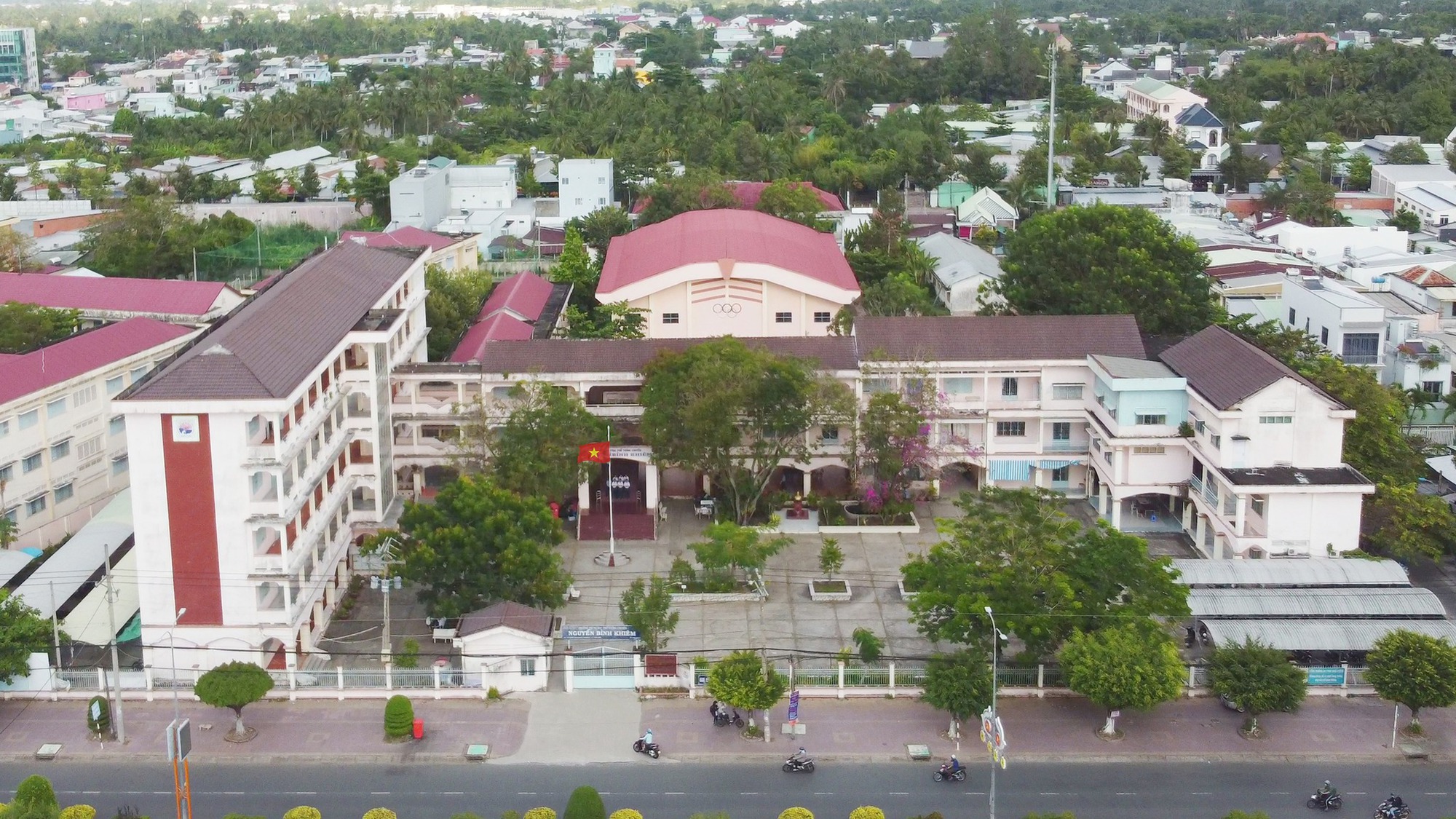 Ngôi trường miền Tây từng làm nên kỳ tích khi có 2 nữ sinh vô địch Đường Lên Đỉnh Olympia, học trò liên tục ẵm giải quốc gia- Ảnh 2.