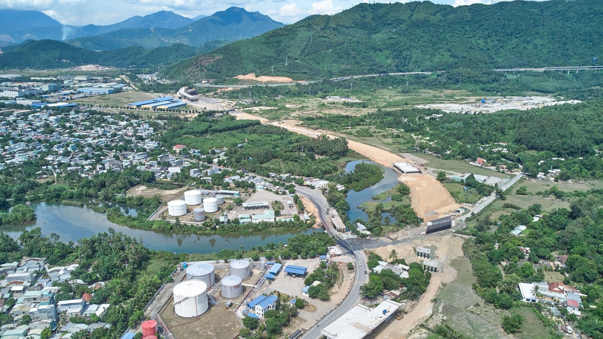 Vinpearl chọn Vinhomes làm tổng thầu xây dựng "siêu làng" 44.000 tỷ đồng 1 Vinpearl chọn Vinhomes làm tổng thầu xây dựng "siêu làng" 44.000 tỷ đồng