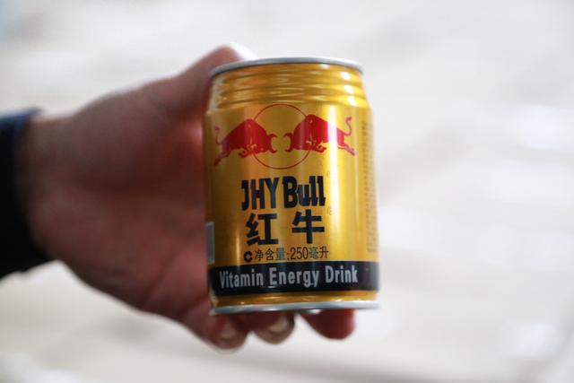 Nhận tin mật rồi đột kích 5 xưởng sản xuất quy mô lớn, công an triệt phá đường dây nước ngọt Redbull giả, tịch thu hơn 160.000 lon quy mô 111 tỷ đồng- Ảnh 1. Nhận tin mật rồi đột kích 5 xưởng sản xuất quy mô lớn, công an triệt phá đường dây nước ngọt Redbull giả, tịch thu hơn 160.000 lon quy mô 111 tỷ đồng- Ảnh 1.