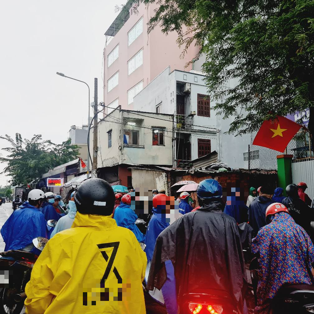 “Drama” ngày mưa đang khiến hội phụ huynh TPHCM tranh cãi dữ dội lúc này: Trường sai, hay bà mẹ suy nghĩ… không giống ai?- Ảnh 1.