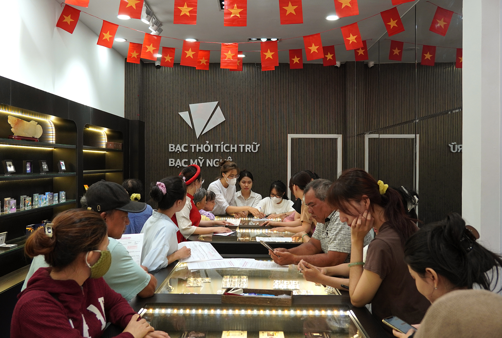 Giá bạc lập đỉnh cao nhất hơn một thập kỷ, người dân xếp hàng mua khiến bạc "cháy hàng" - Ảnh 1.