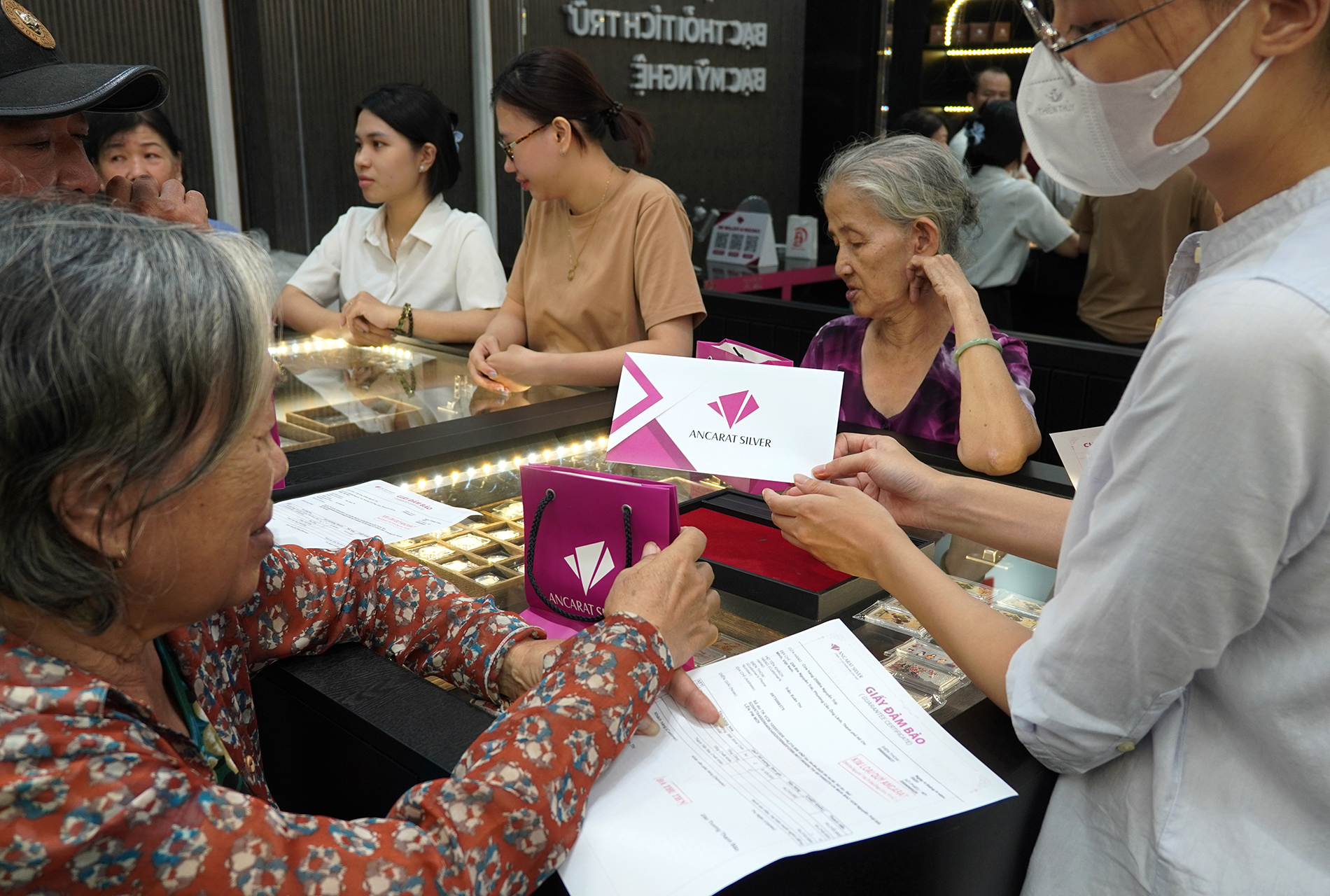 Giá bạc lập đỉnh cao nhất hơn một thập kỷ, người dân xếp hàng mua khiến bạc "cháy hàng" - Ảnh 2.