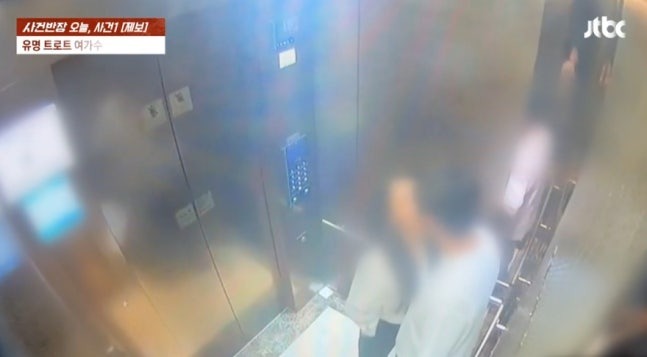 Nữ ca sĩ ngọai tình bị bắt gặp trong thang máy và những tiết lộ gây sốc - Ảnh 2. Nữ ca sĩ ngọai tình bị bắt gặp trong thang máy và những tiết lộ gây sốc - Ảnh 2.