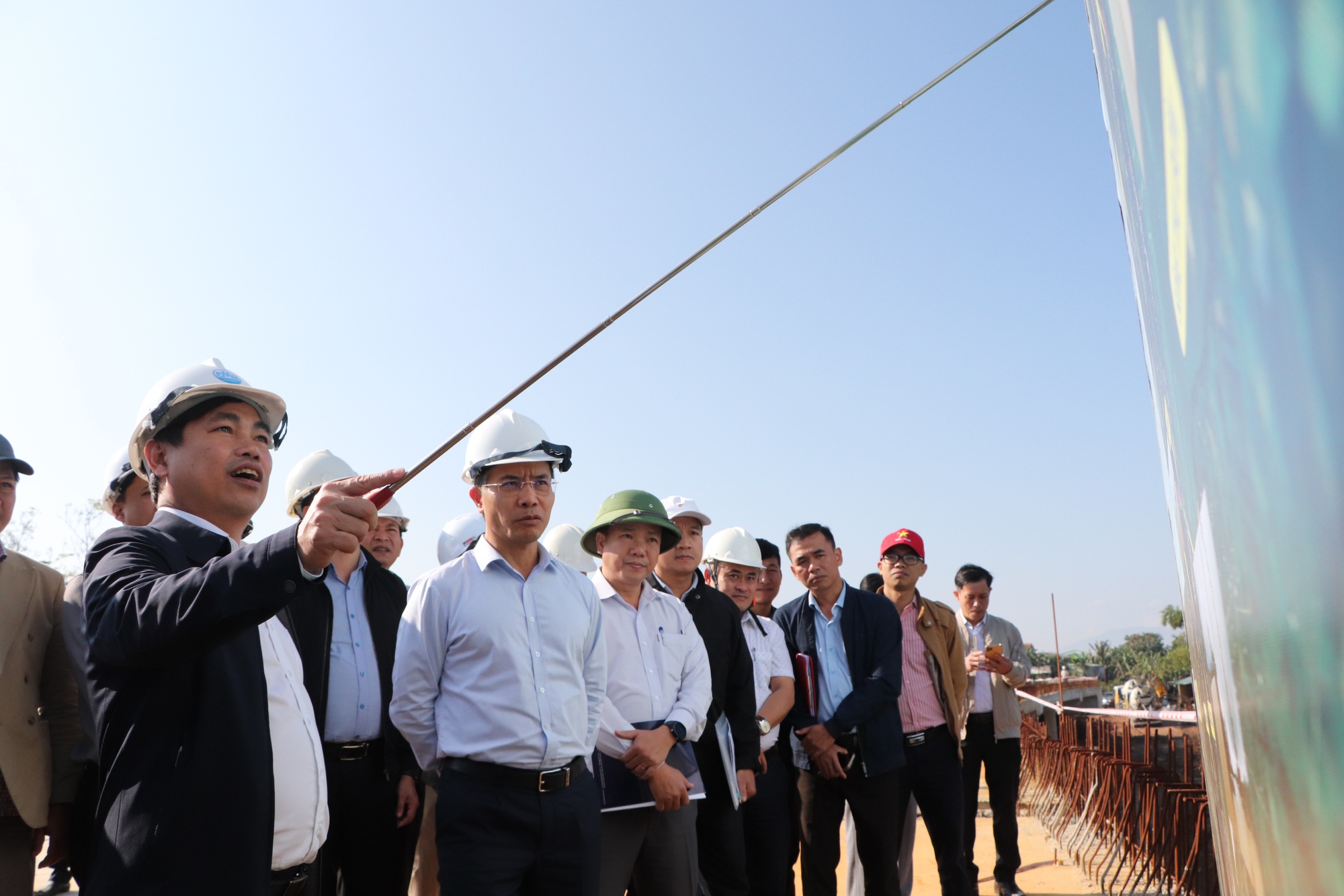 Chủ tịch Đà Nẵng kiểm tra dự án cầu Văn Ly ngày đầu năm mới 2026 - Ảnh 2.