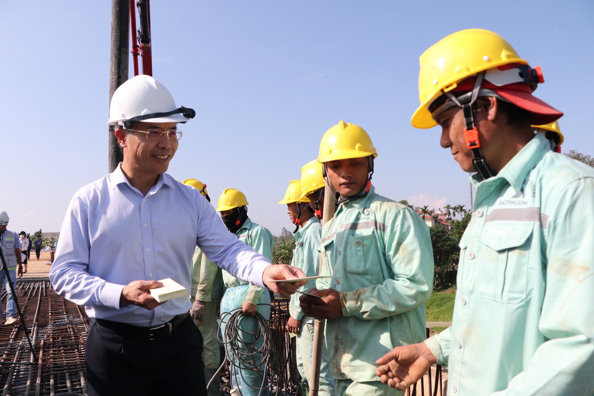 Chủ tịch Đà Nẵng kiểm tra dự án cầu Văn Ly ngày đầu năm mới 2026 - Ảnh 3.