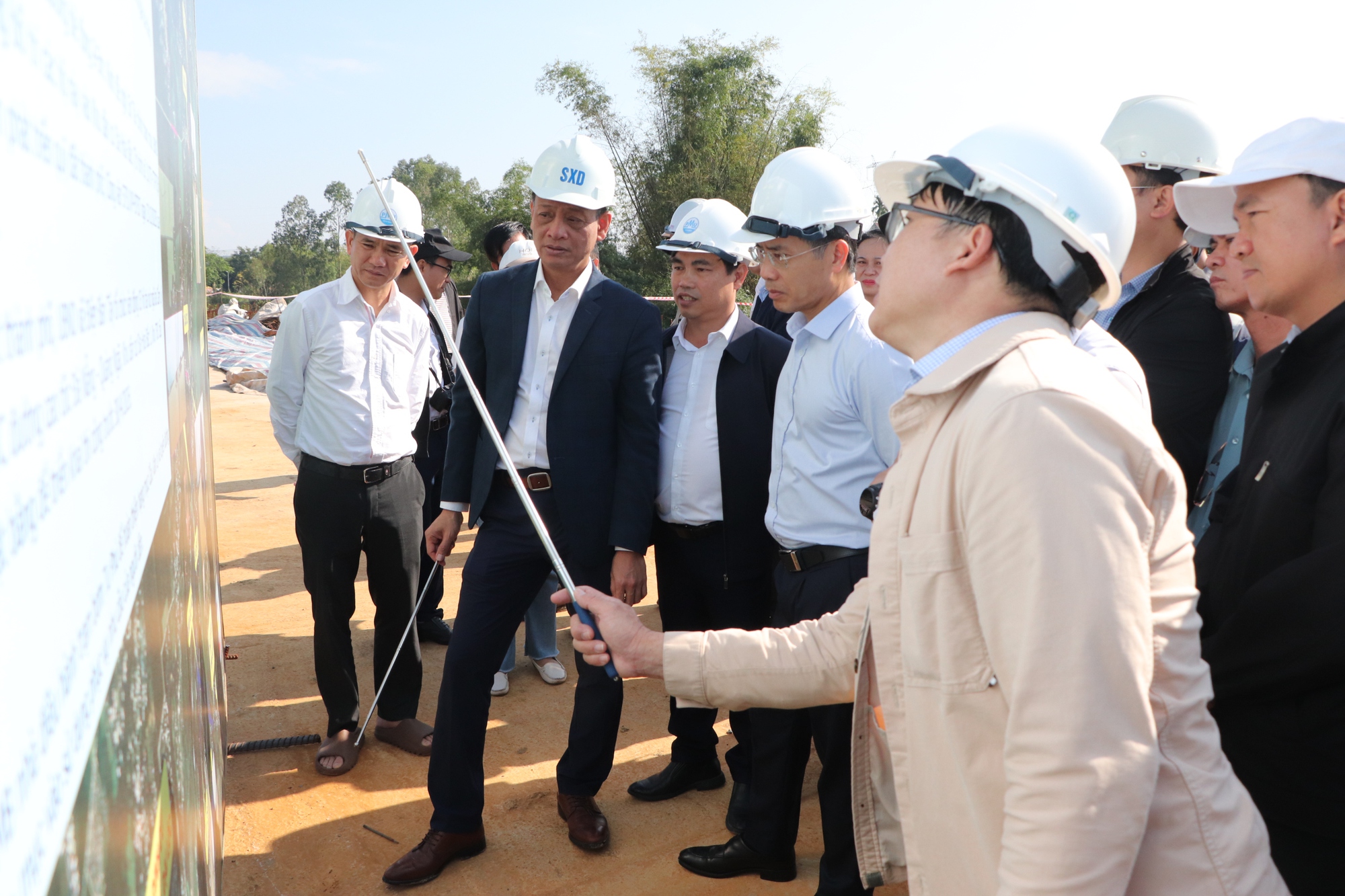 Chủ tịch Đà Nẵng kiểm tra dự án cầu Văn Ly ngày đầu năm mới 2026 - Ảnh 1.