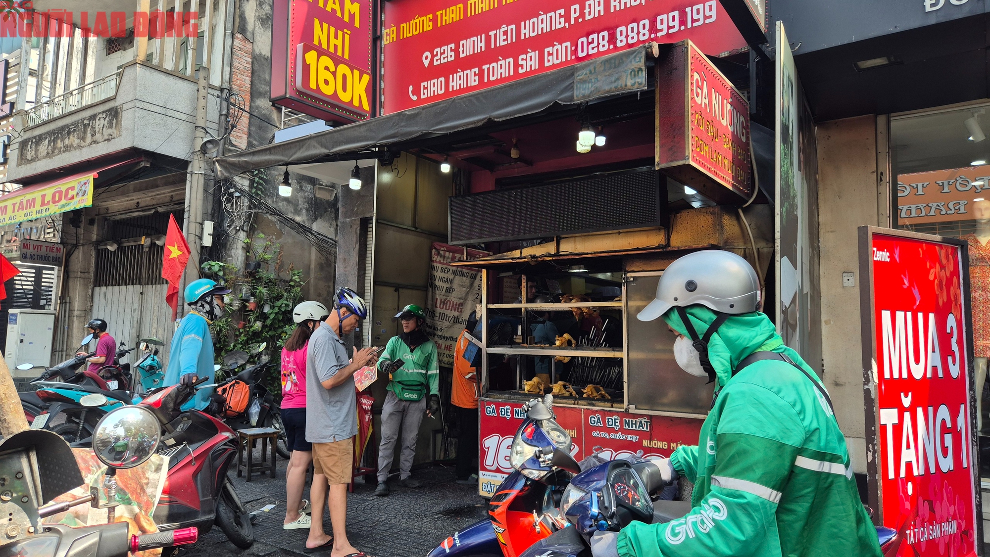 Người dân TPHCM nhộn nhịp mua sắm Tết Dương lịch ngày đầu năm 2026 - Ảnh 5. Người dân TPHCM nhộn nhịp mua sắm Tết Dương lịch ngày đầu năm 2026 - Ảnh 5.