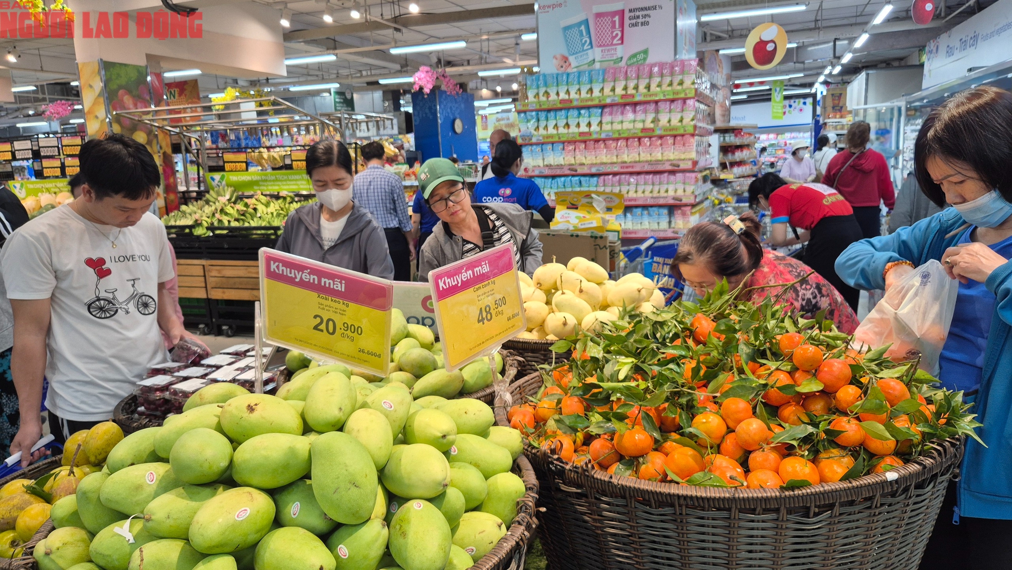 Người dân TPHCM nhộn nhịp mua sắm Tết Dương lịch ngày đầu năm 2026 - Ảnh 7. Người dân TPHCM nhộn nhịp mua sắm Tết Dương lịch ngày đầu năm 2026 - Ảnh 7.