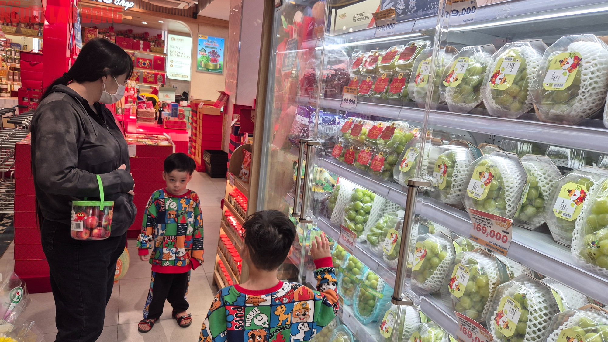 Người dân TPHCM nhộn nhịp mua sắm Tết Dương lịch ngày đầu năm 2026 - Ảnh 8. Người dân TPHCM nhộn nhịp mua sắm Tết Dương lịch ngày đầu năm 2026 - Ảnh 8.