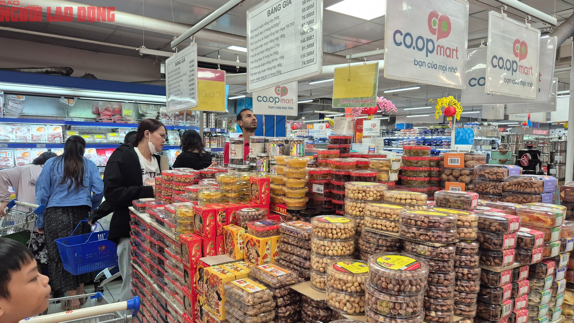 Người dân TPHCM nhộn nhịp mua sắm Tết Dương lịch ngày đầu năm 2026 - Ảnh 9. Người dân TPHCM nhộn nhịp mua sắm Tết Dương lịch ngày đầu năm 2026 - Ảnh 9.