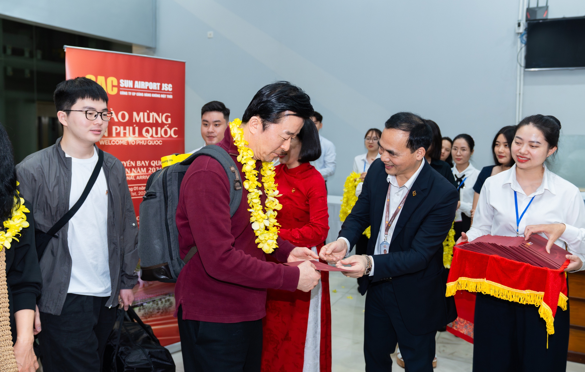 Vietnam Airlines và Vietjet đón khách đầu năm 2026: Không khí rộn ràng tại sân bay - Ảnh 2.