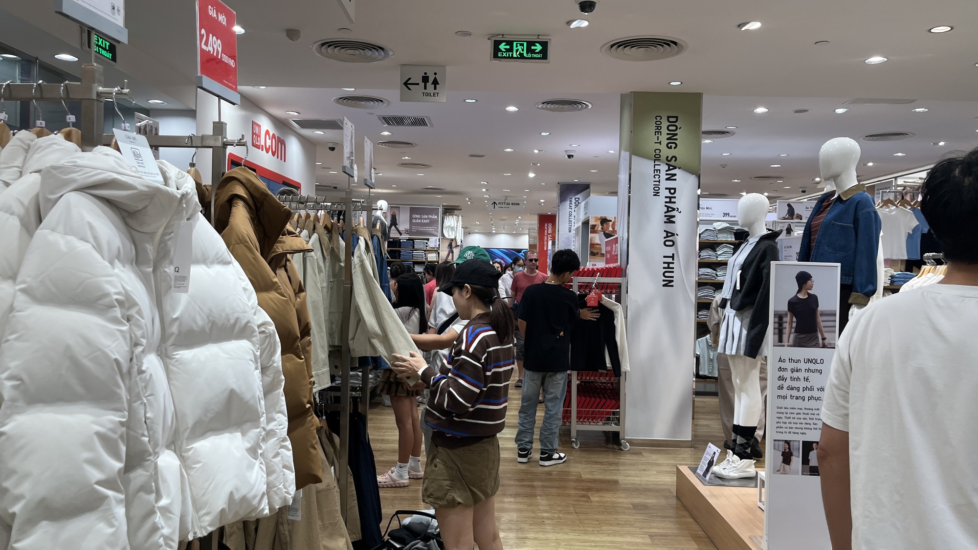 Trong ngày đầu năm mới , trung tâm thương mại TPHCM đông nghịt khách đổ về mua sắm - Ảnh 24.