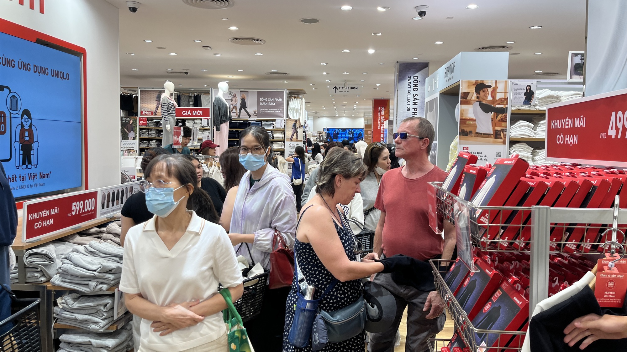 Trong ngày đầu năm mới , trung tâm thương mại TPHCM đông nghịt khách đổ về mua sắm - Ảnh 25.